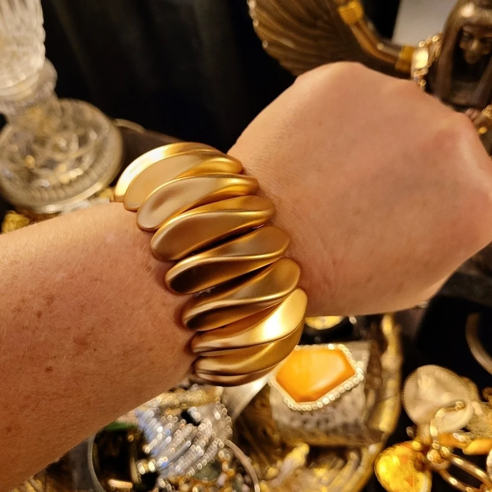 VINTAGE CHUNKY WAVED LARGE BEAD MATTE GOLD STRETCH BRACELET - Picture 9 of 13